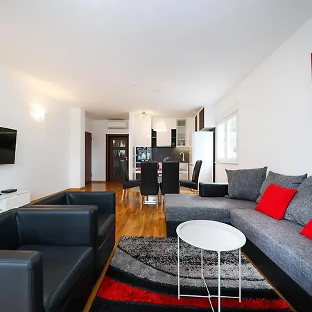 Anchor Apartment *