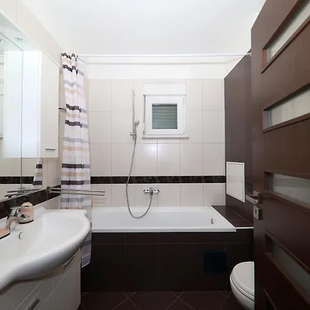 Anchor Apartment *