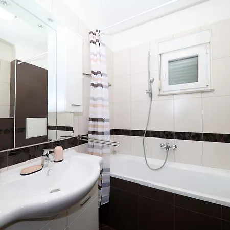 Anchor Apartment *