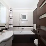 Anchor Apartment *