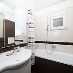 Anchor Apartment *